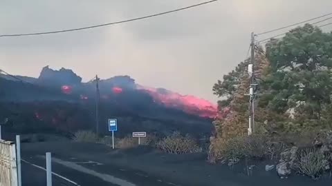 4.9 earthquake hits La Palma. Part of the main cone of the volcano collapsed