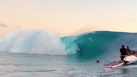 How cool is this surfing spot? 🇵🇫