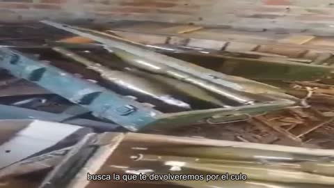 Los ucranianos inspeccionan las municiones rusas que los ocupantes dejaron en sus posiciones.