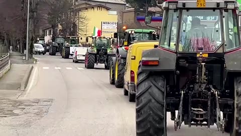 Italian tractors en route to Rome in protest