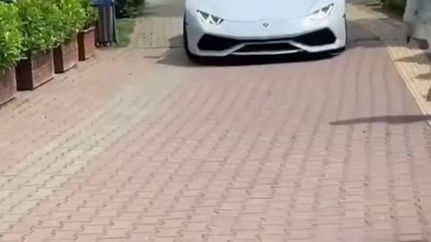 Üniversite’ye Lamborghini ile Gelen Zengin Genç