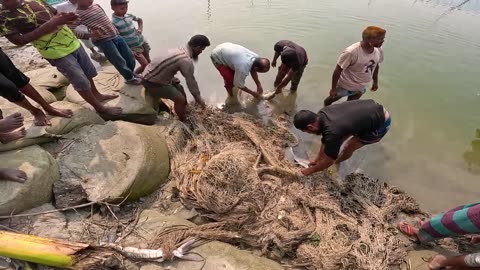 A lot of fishing by drowning with oxygen around the river