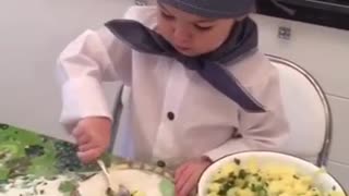 Pequeña niña tiene el sueño de convertirse en una gran cocinera