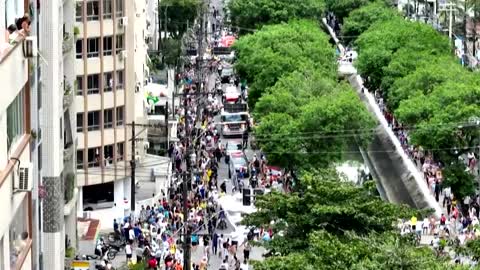 Thousands join street procession for Pele