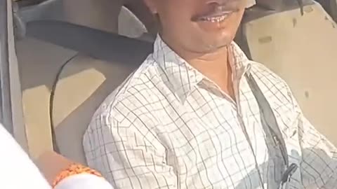 This guy does not know how to wear a seatbelt