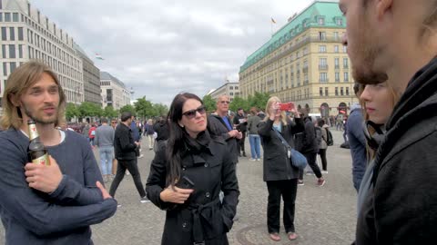 Eating Raw Veal Thymus @ Cube of Truth - Anonymous for the Voiceless | Berlin, Germany