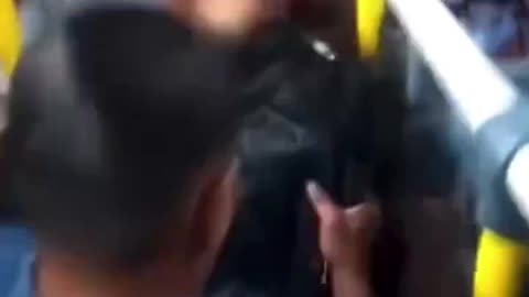 Hombre se sube a robar dentro de un autobús lleno de gente.