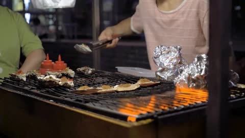 Take a look at the cooking skills of a Chinese chef