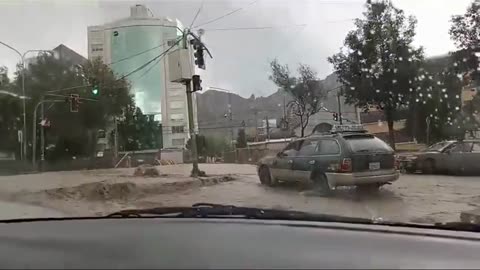 Aluvión sorprendió a las personas en la calle, arrastrándolas consigo.