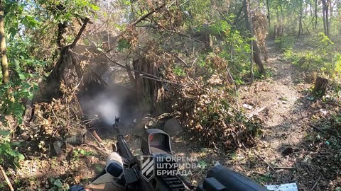 Ukraine combat footage : 3 OShBr storming Russian trenches