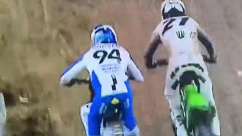 Ken Roczen passes Jason Anderson