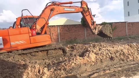 DOOSAN DX-300-LC-HD Excavator Dig mud Dirt To prepare drainage and roads Be Tong