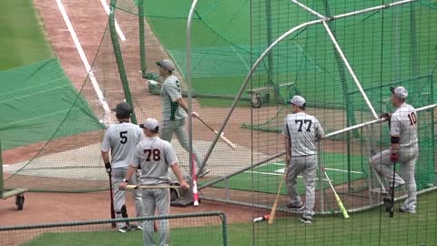 打撃練習を終えた坂本勇人と岡本和真にアドバイスを送る原監督