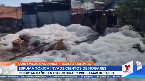 Una espuma tóxica invade las casas de al menos 400 familias en Soacha, Colombia | Noticias Telemundo