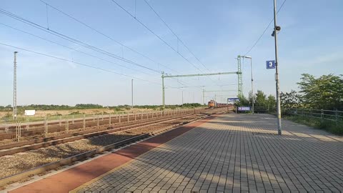 Üres teherkocsikból álló,TRAIN HUNGARY Asea vontatta tehervonat robog át Mezőberényben.