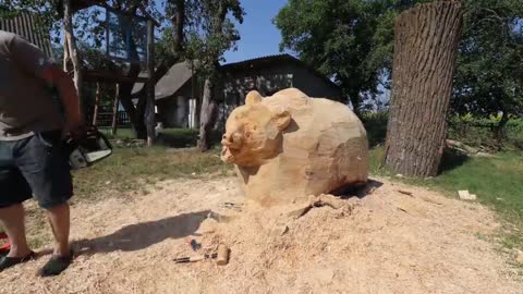 REAL SIZE WOODEN BEAR, amazing chainsaw wood carving