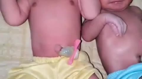 New born Baby healthy two babyand fait but not oxygen