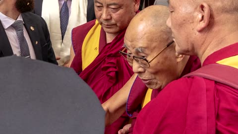 Dalai Lama met by supporters in New York