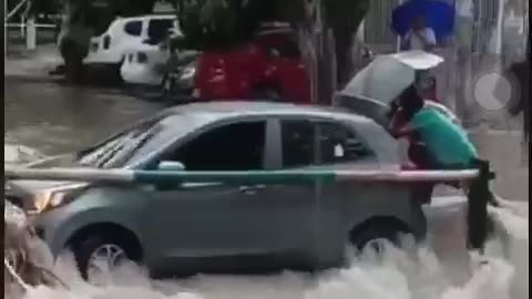 ¡Qué susto! Vehículo se quedó atrapado en arroyo de San pedro