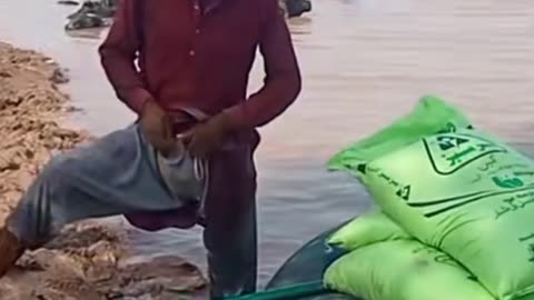 pakistani man cross the river without boat