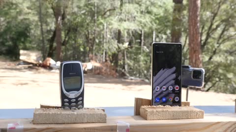 iPhone 14 Pro vs Google Pixel 7 Pro vs Samsung Galaxy S22 vs Nokia 3310 - Which Is More Bulletproof-