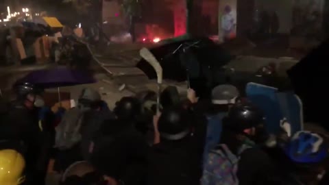 Portland Rioters Take Down Fence At Federal Courthouse