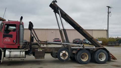 #1221 2005 Kenworth Rolloff