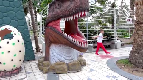 Diana and Roma dinosaur museum illusion nursery rhymes & kids song