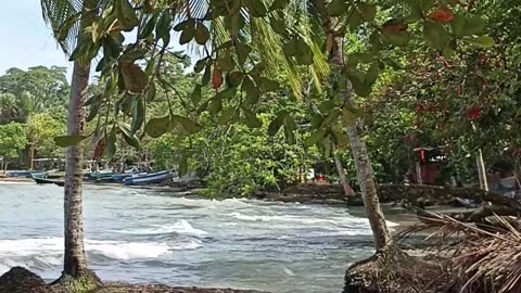 Waves and boats at Puerto Viejo in Costa Rica | Chit Flix