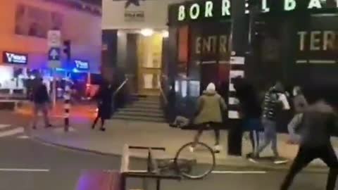 Olanda. Orrore a Rotterdam. La polizia spara sui manifestanti.