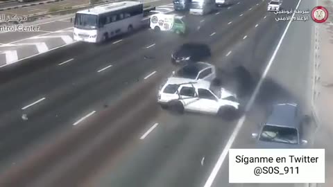 Car Breaks Down On Highway Causing Large Accident