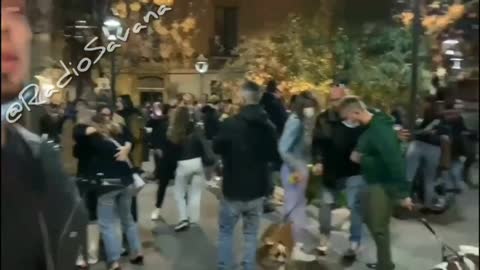 BRAVI!!!! Catania ieri sera, ragazzi si radunano in piazza, che appartiene al popolo sovrano!