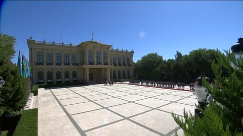 Heute traf der Präsident von Kasachstan Tokayev zu einem offiziellen Besuch in Aserbaidschan ein, u