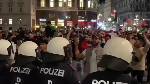 AUSTRIA: Police Attacked By Hamas Protestors #Hamas #Austria