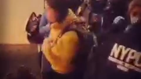 NYC - NYPD makes a child cry while kicking him out of a restaurant for not having a covid passport