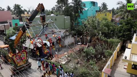 WARNING: GRAPHIC | Indian devotees get pierced for religious festival