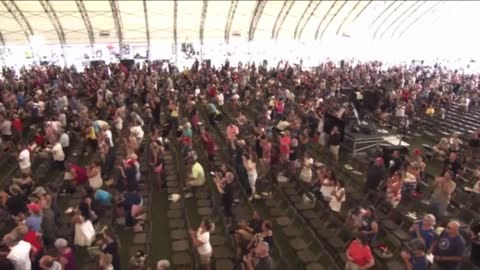 Thousands in Tampa Cheer For Roger Stone