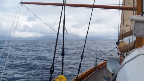 Two men crossing the Pacific in a wooden boat (5)