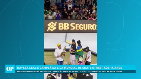 Rayssa Leal sobe ao pódio como campeã mundial de skate aos 14 anos