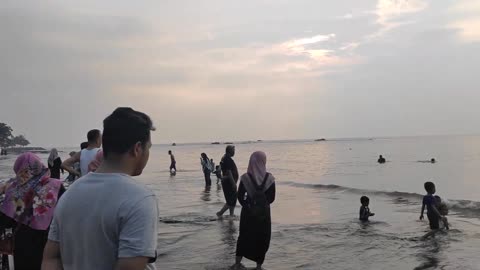 Kirana Humairah Aulia Bermain di Pantai Pasir Putih Anyer Banten