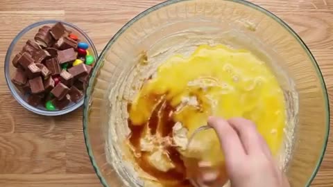 Halloween Candy Cookie Bars 🍫 Full recipe below, send it to a friend who’d love this