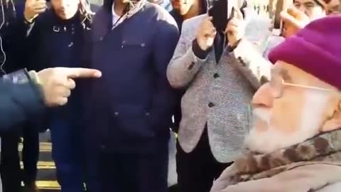 Elderly Christian Man BOLDLY CONFRONTS Muslim Mockers Street Preaching In London (Hyde Park)