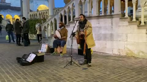 Don Raffae' - Artisti di strada cantano de André nella più bella piazza veneziana sulla terraferma