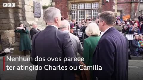 Manifestante atira ovos contra rei Charles