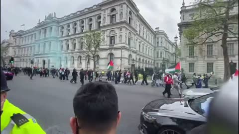 Palestine Convoy protesting Israel strikes on Gaza caught on camera in North London