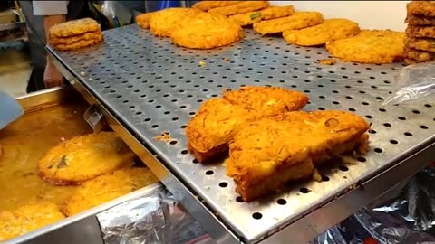 The making process of mung bean pancakes hidden in the market.