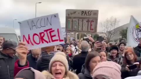 Protesto em frente ao edifício da Pfizer em Paris!!!