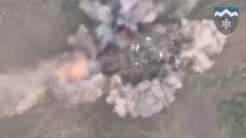 INTERESTING FOOTAGE FROM A DRONE THAT RECORDED THE COMBAT WORK OF ATGMS WORK OF ATGMS OF THE 10TH MOUNTAIN ASSAULT BRIGADE ON A MOVING ENEMY TANK.