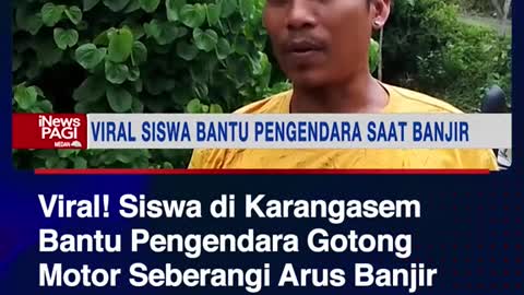 Viral! Siswa di KarangasemBantu Pengendara GotongMotor Seberangi Arus Banjir