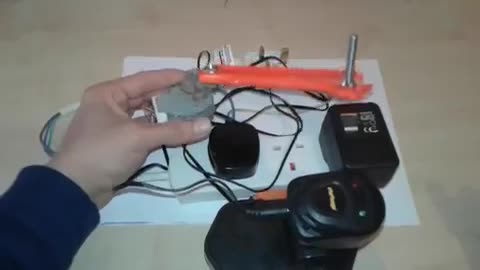 ELECTRIX Homemade 220v hand crank generator from microwave oven motor